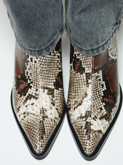 На фото: Казаки TENDANCE со змеиным принтом, артикул 4101001 (магазин Rendez-Vous)