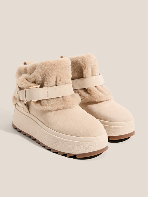 На фото: Женские угги ASH MOONRISE из кожи и замки, артикул 4727417 (магазин Rendez-Vous)